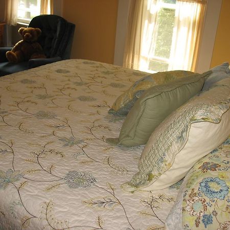 Hugging Bear Inn Bellows Falls ภายนอก รูปภาพ