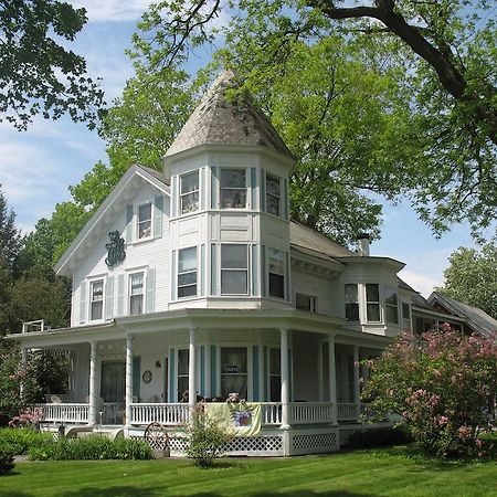 Hugging Bear Inn Bellows Falls ภายนอก รูปภาพ