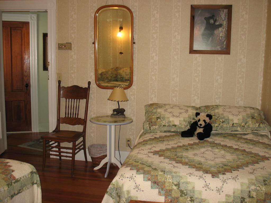 Hugging Bear Inn Bellows Falls ภายนอก รูปภาพ