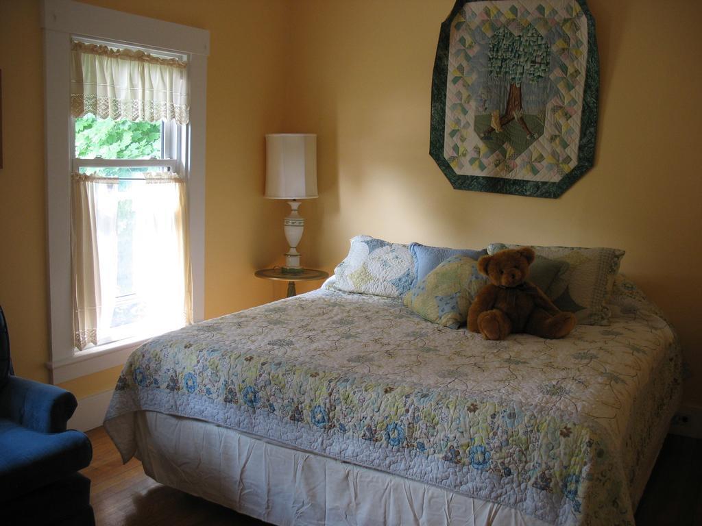 Hugging Bear Inn Bellows Falls ภายนอก รูปภาพ