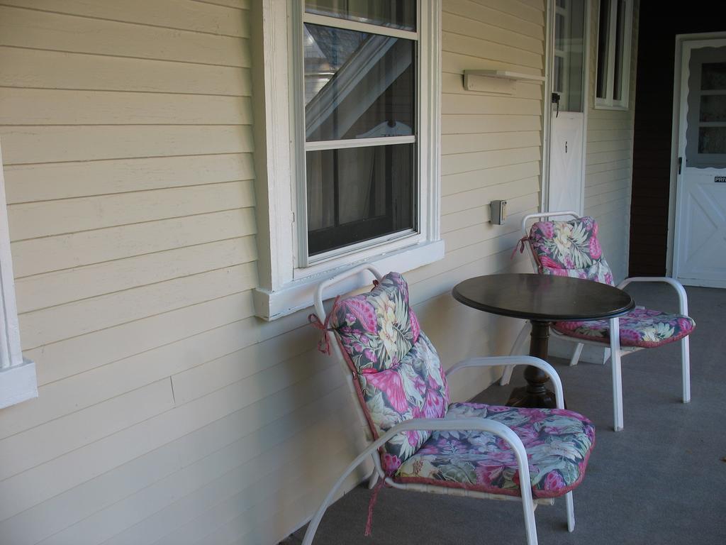 Hugging Bear Inn Bellows Falls ภายนอก รูปภาพ