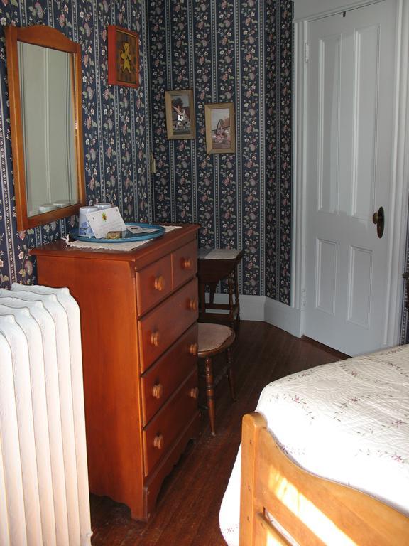 Hugging Bear Inn Bellows Falls ภายนอก รูปภาพ