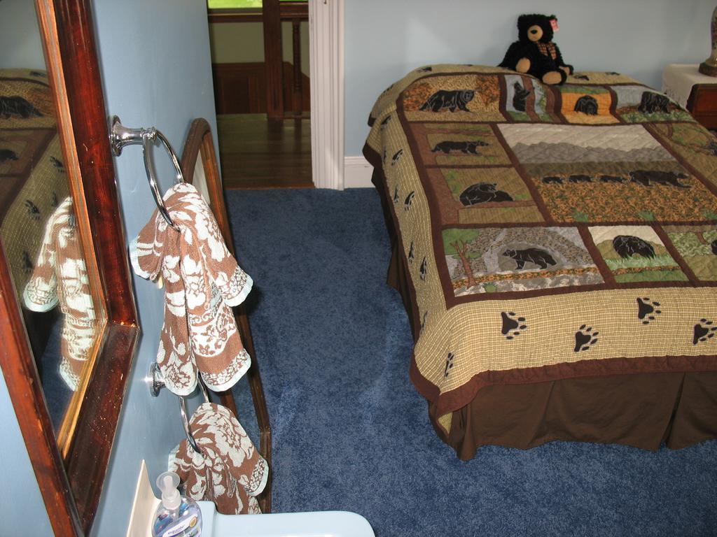 Hugging Bear Inn Bellows Falls ภายนอก รูปภาพ