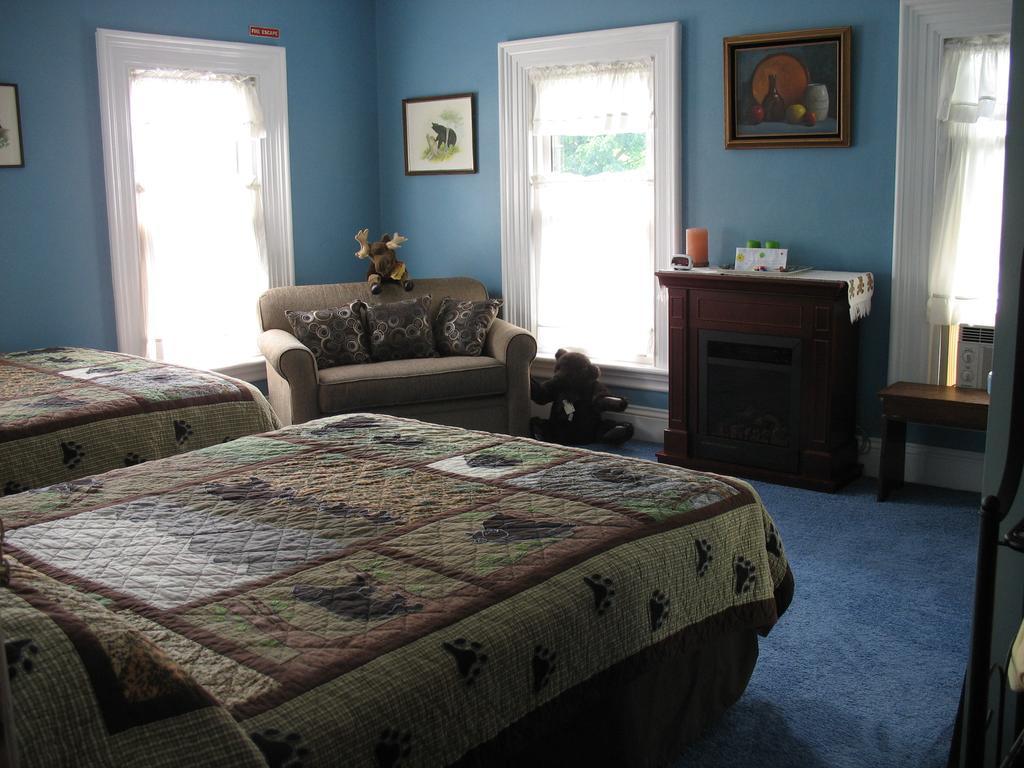 Hugging Bear Inn Bellows Falls ภายนอก รูปภาพ