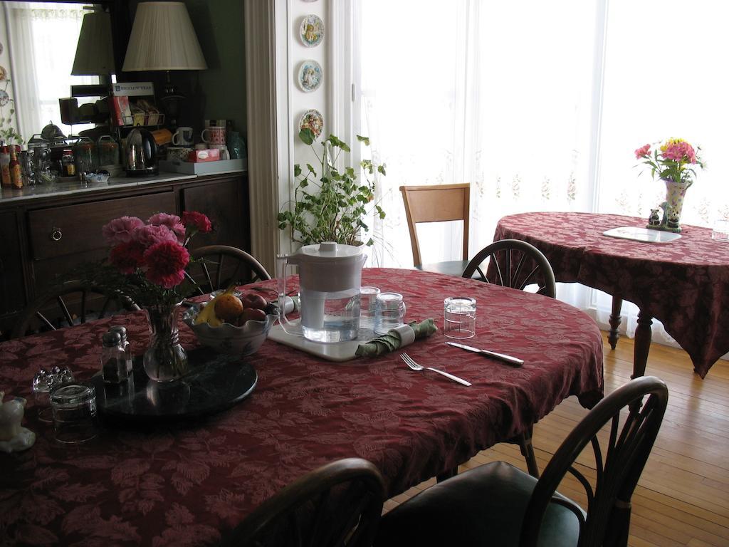 Hugging Bear Inn Bellows Falls ภายนอก รูปภาพ